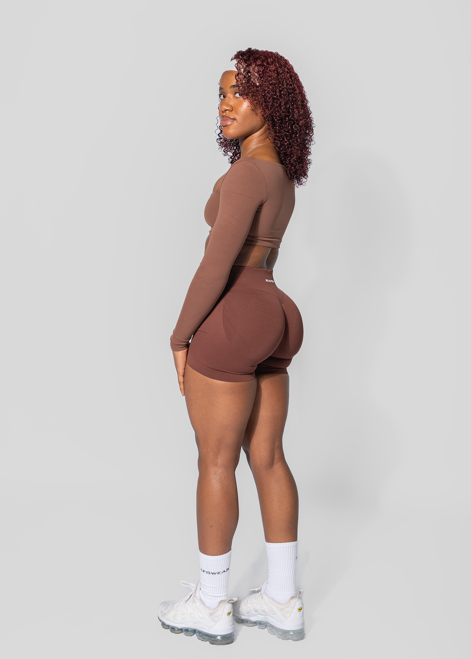 BALANCE SCRUNCH BUM SHORTS - BROWN