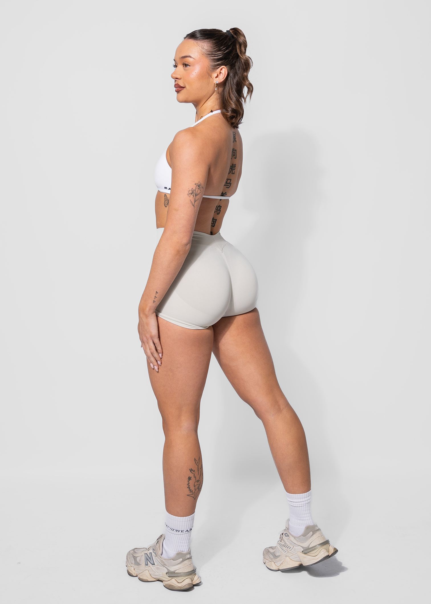 ELEVATE V-SCRUNCH BUM SHORTS - MIST