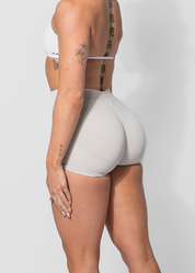 ELEVATE V-SCRUNCH BUM SHORTS - MIST