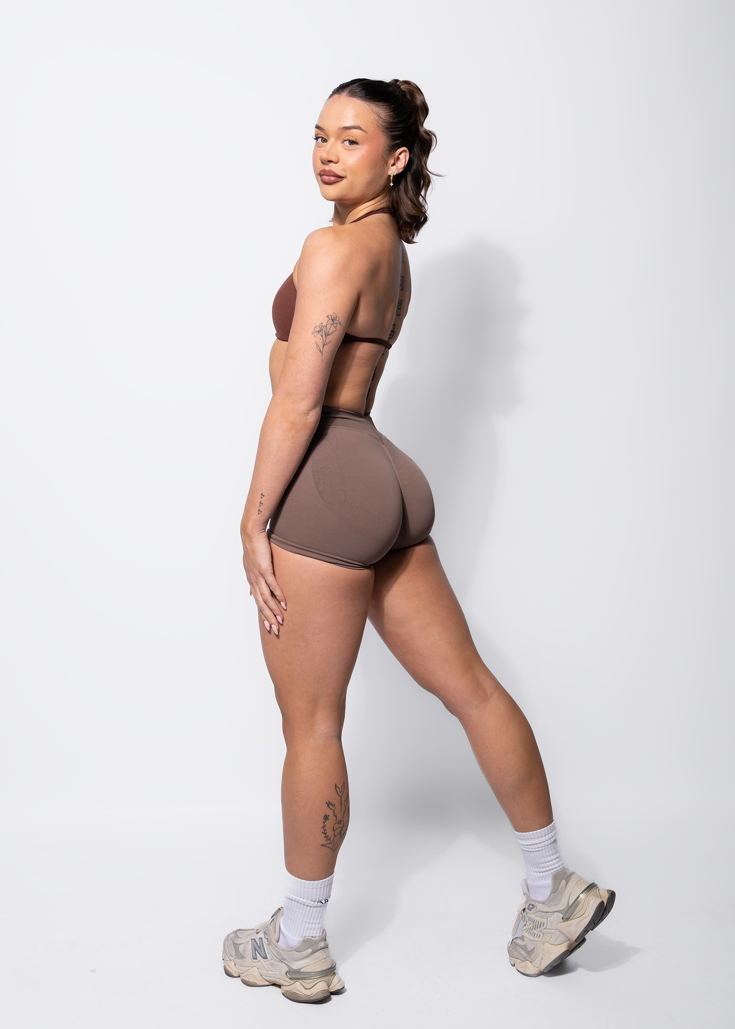 ELEVATE V-SCRUNCH BUM SHORTS - BROWN