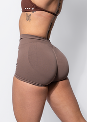 ELEVATE V-SCRUNCH BUM SHORTS - BROWN
