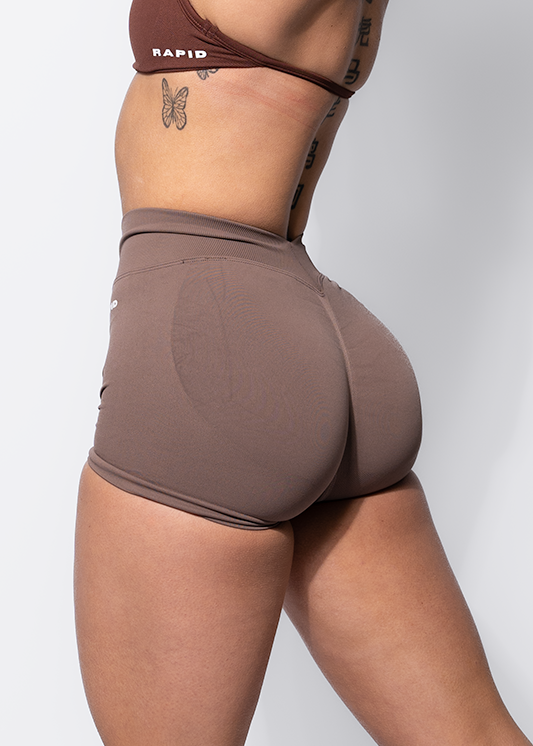 ELEVATE V-SCRUNCH BUM SHORTS - BROWN