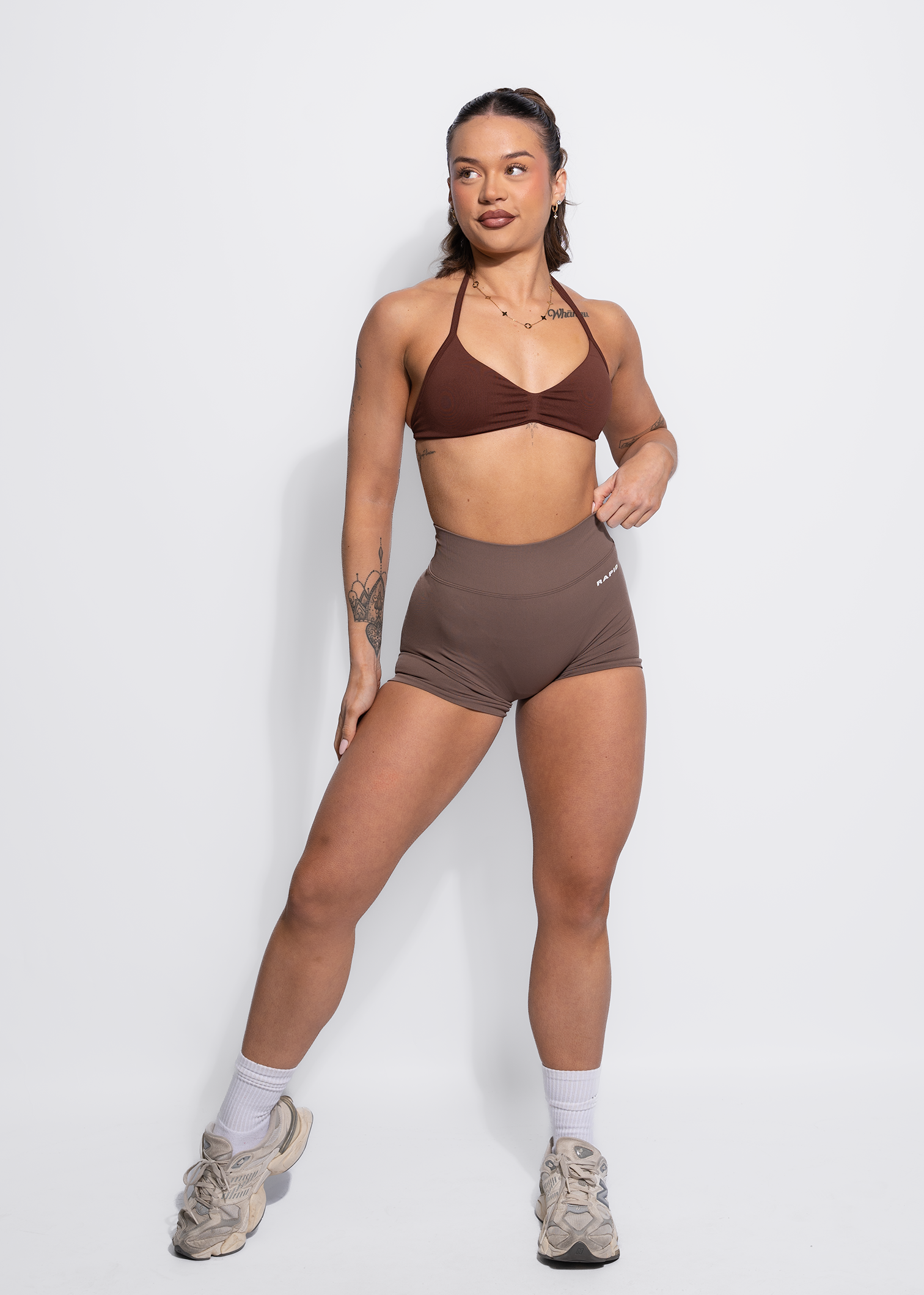 ELEVATE V-SCRUNCH BUM SHORTS - BROWN